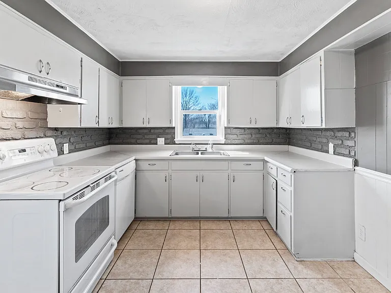 33085 W 82nd St — Photo 11