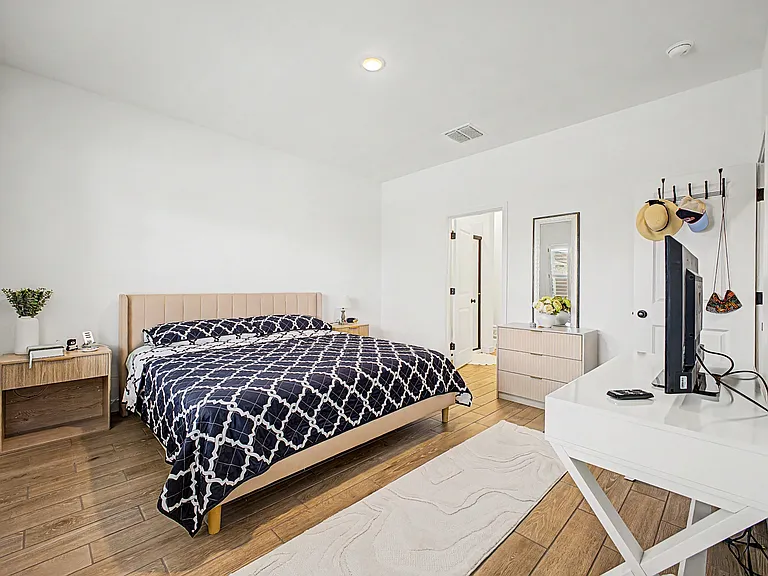 Master Bedroom ( King + TV)