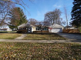 3300 Meadow Dr, Rolling Meadows, IL 60008