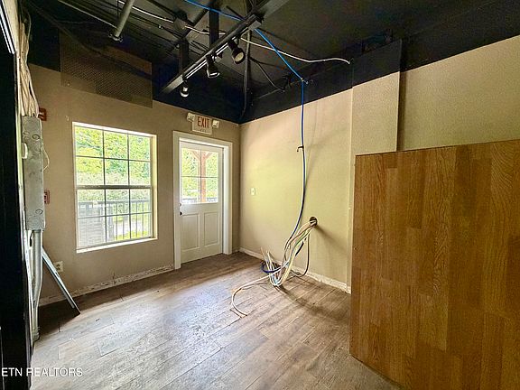 4th image of 849 Glades Rd