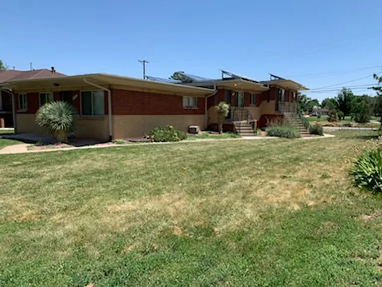 Beautifully Renovated 2 bedroom in Aurora- Near Stanley Marketplace! — Photo 6