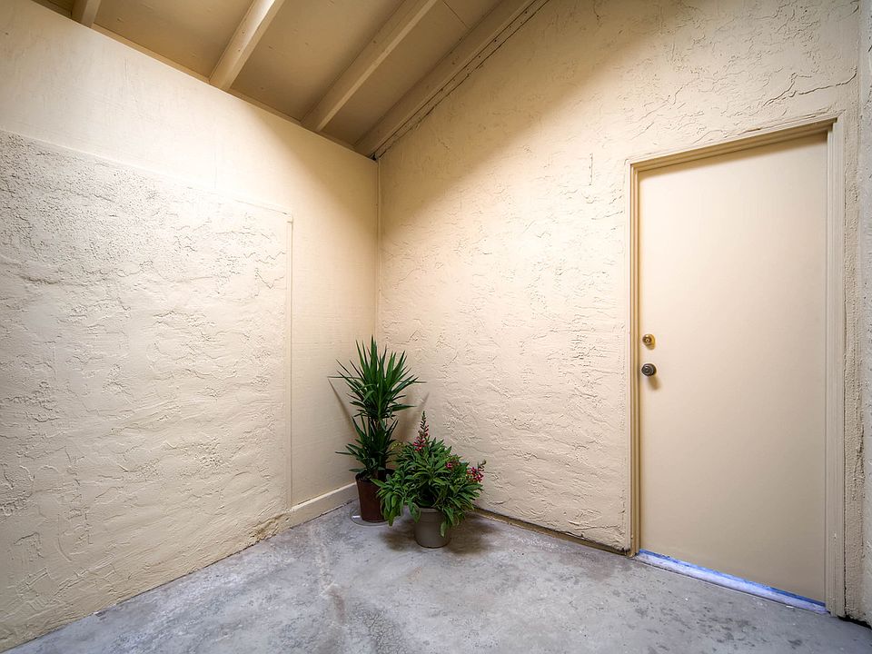 1st image of 1025 La Casa Dr