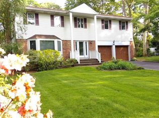 8 Ron Ct, Commack, NY 11725