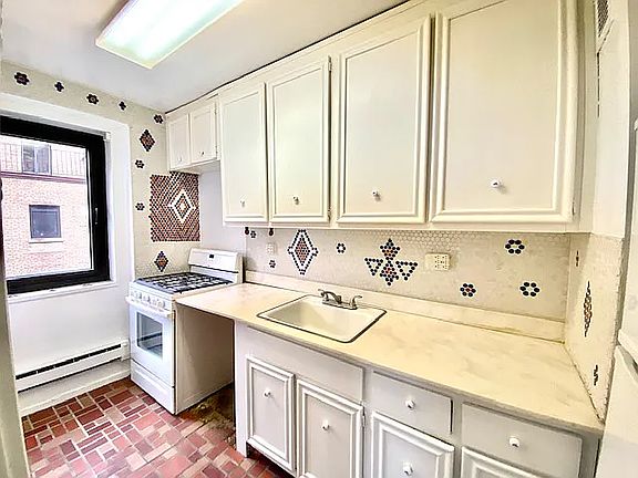 5th image of 10 W 66th St APT 19A