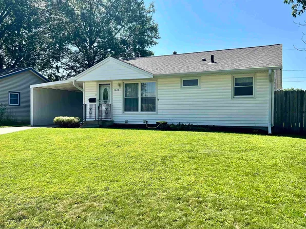 1633 Oakwood Dr, Waterloo, IA 50703