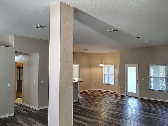 4th image of 2019 Wanda Ave N