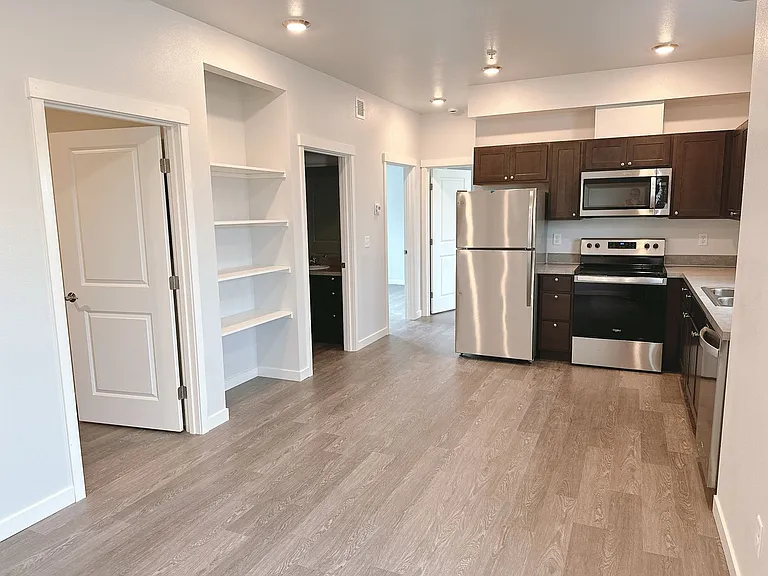 600 E Maple St — Photo 18