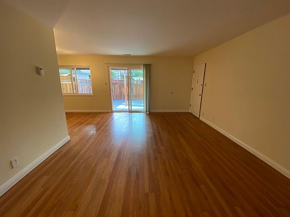 4th image of 3 Mulberry Ct #13