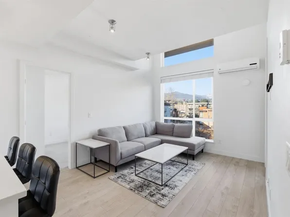 719 W 3rd St, North Vancouver, BC V7M 0E7