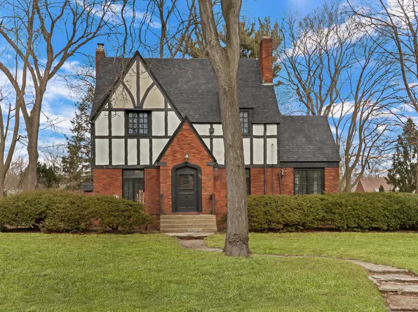 526 W Jackson St, Woodstock, IL 60098