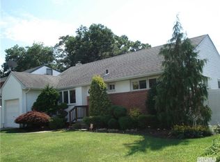 948 W Shelley Rd, North Bellmore, NY 11710