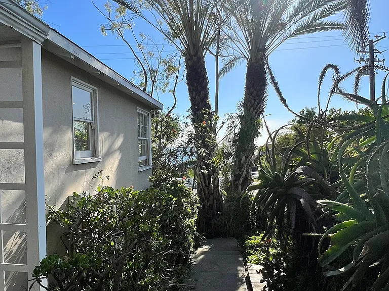 2200 S Coast Hwy #D — Photo 11