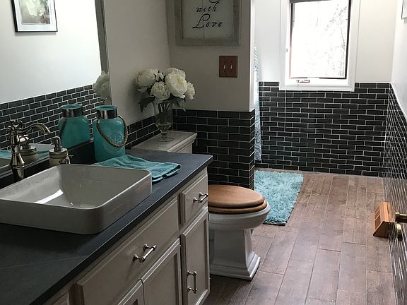 2nd Bath Tiled Shower/tub