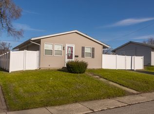 232 Sioux Ave, Carpentersville, IL 60110