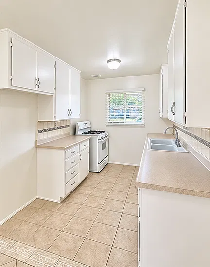 3 bed, 994 sqft, $3,795 — Photo 3