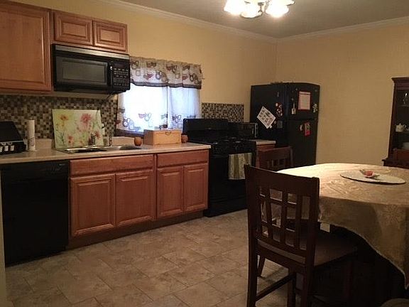 Dine in kitchen