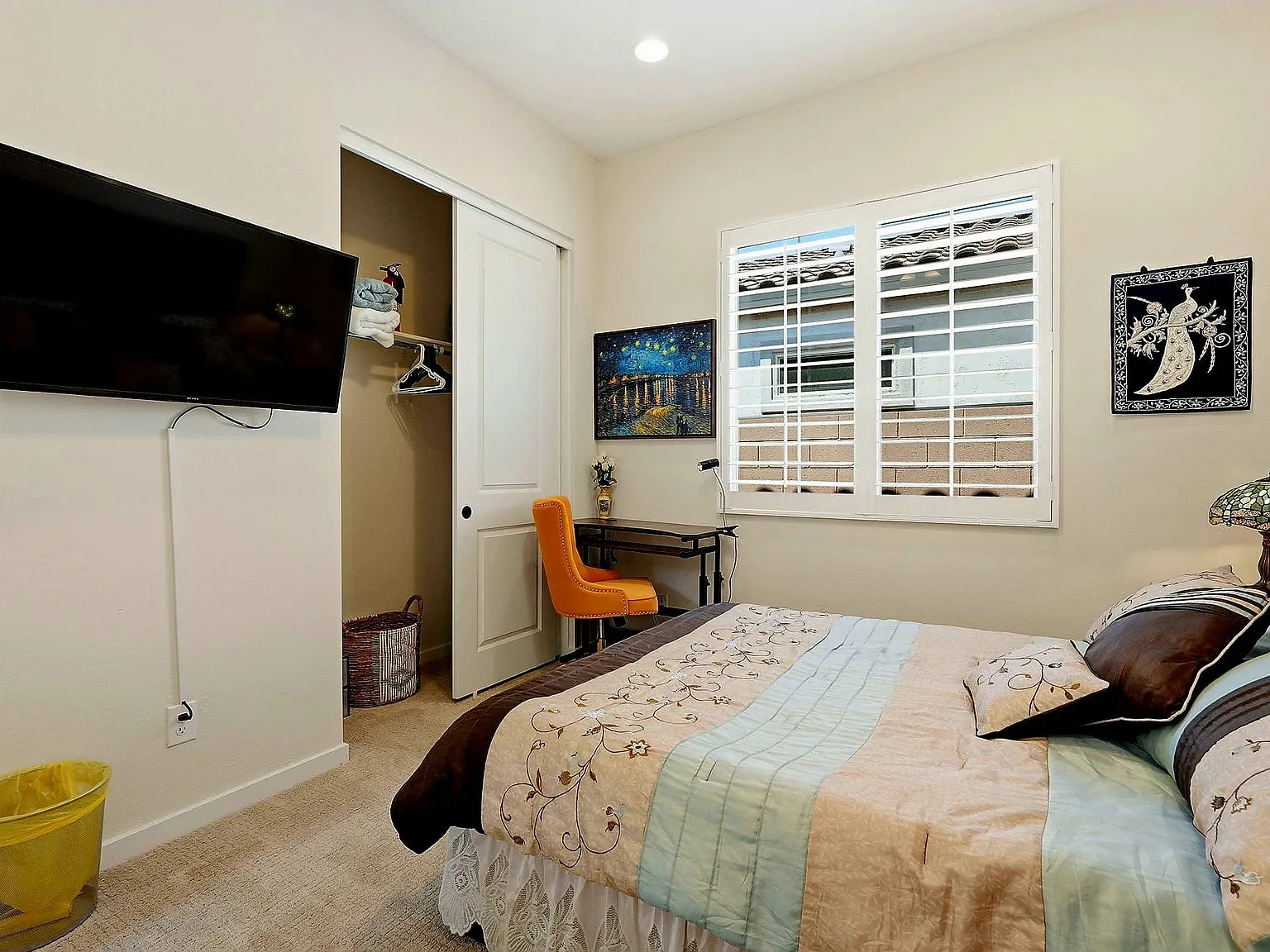 4 bed, 3.5 bath, 3400 sqft, $1,100 — Photo 4
