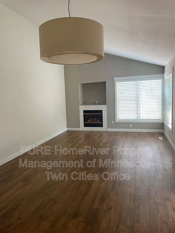 2 bed, 1.0 bath, 924 sqft, $1,875 — Photo 3