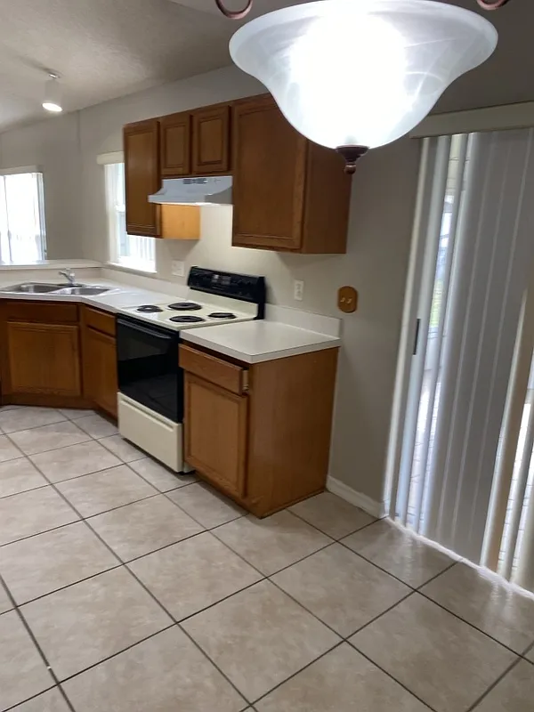 3 bed, 2.0 bath, 1600 sqft, $2,199 — Photo 3