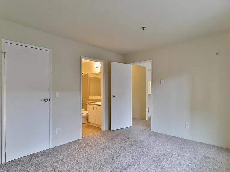 Charbonneau Apartments — Photo 27