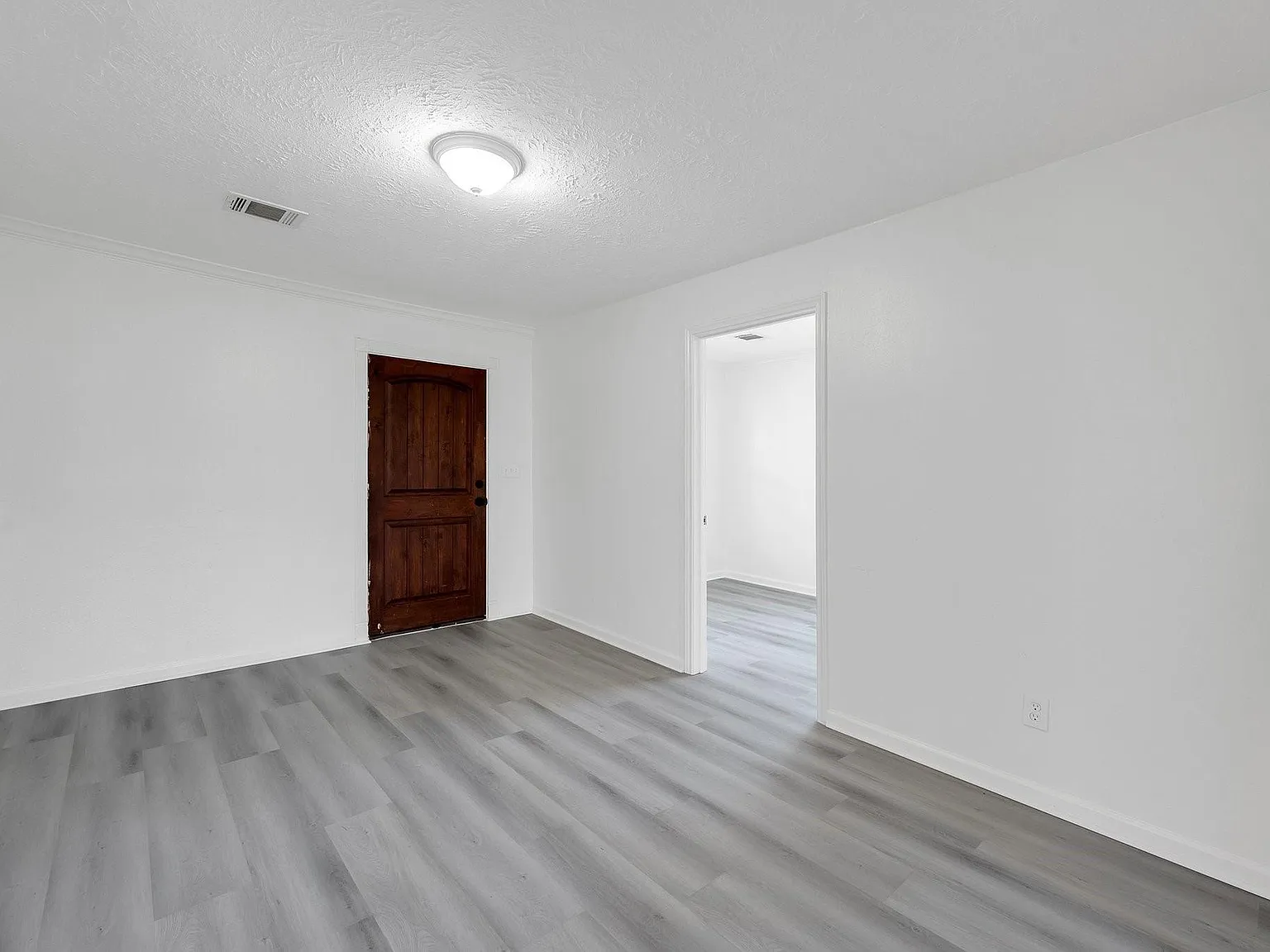 3 bed, 1.0 bath, 983 sqft, $1,200 — Photo 3