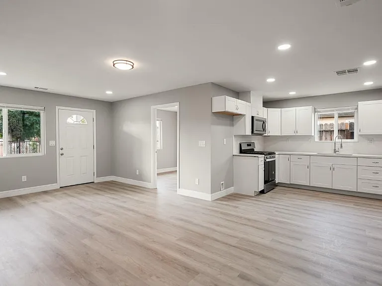 Kitchen & Dining Area