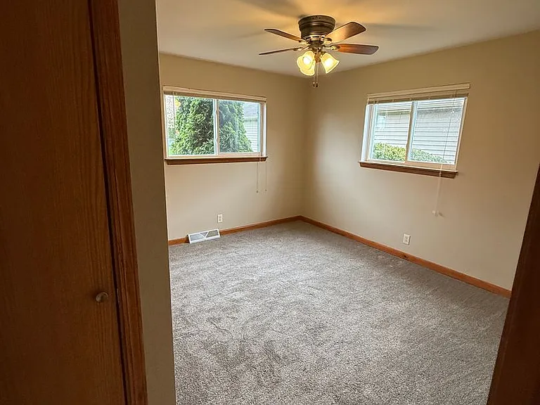 Evergreen Terrace Apartments — Photo 18