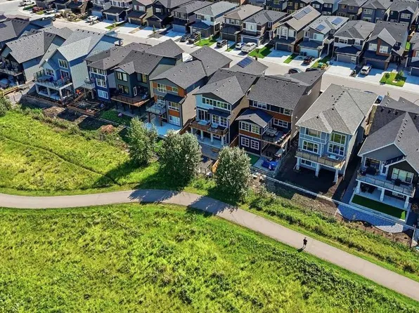 129 Wolf Hollow Vlg SE, Calgary, AB T2X 5K1