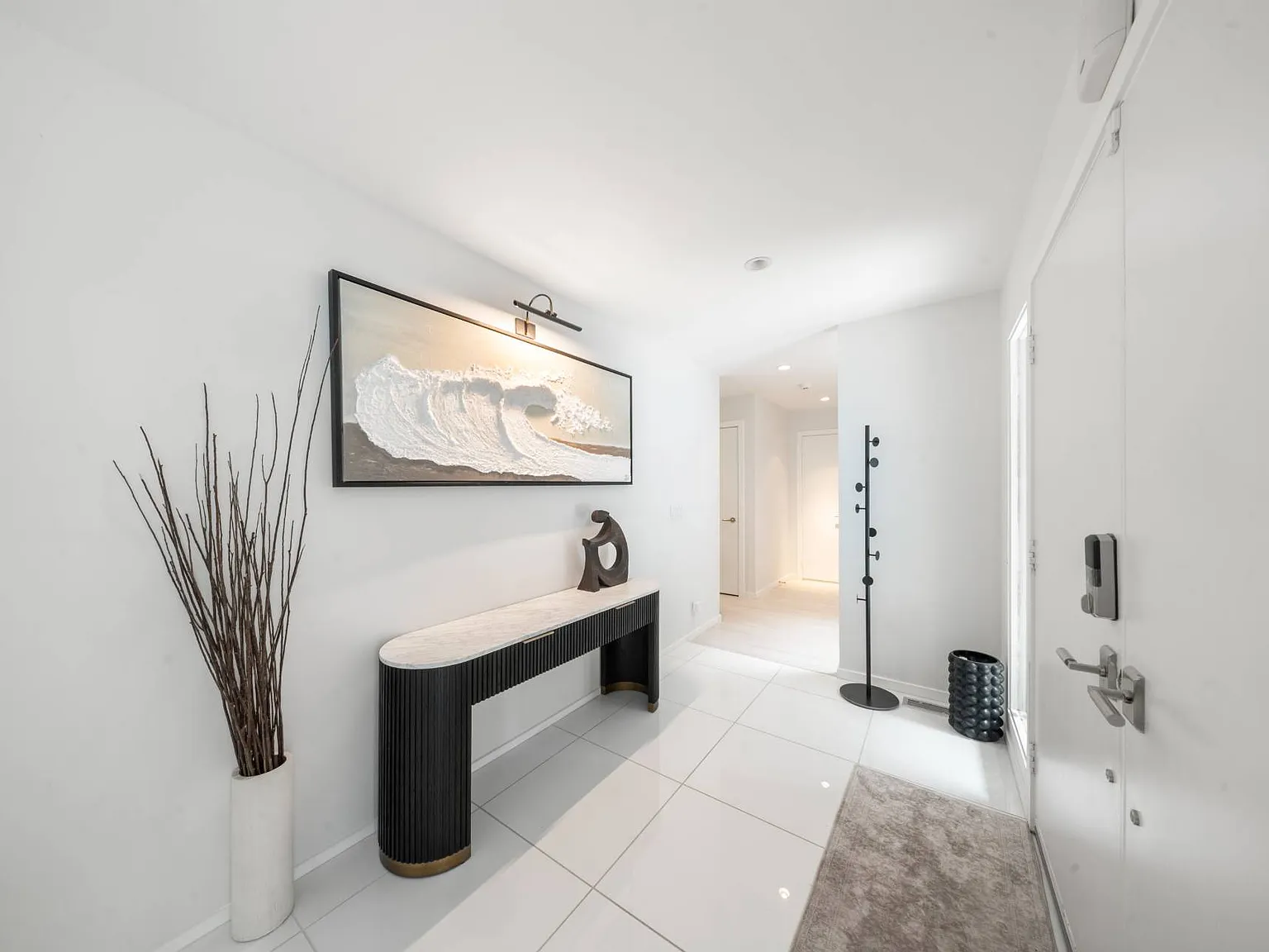 Modern Wainscott South Retreat with Heated Gunite Pool — Photo 4