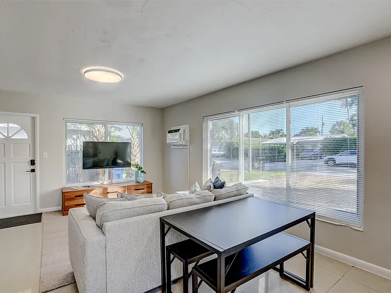 1005 NE 17th Ct — Photo 4
