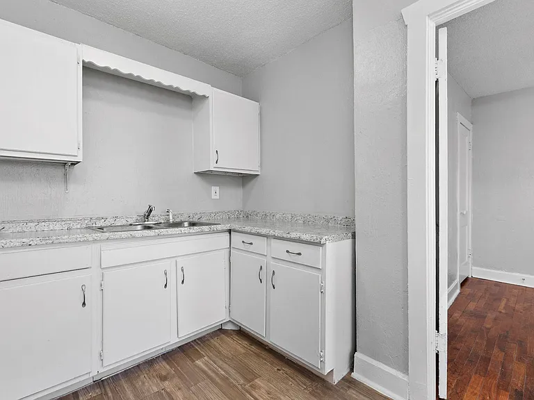 3933 Charlotte St — Photo 37