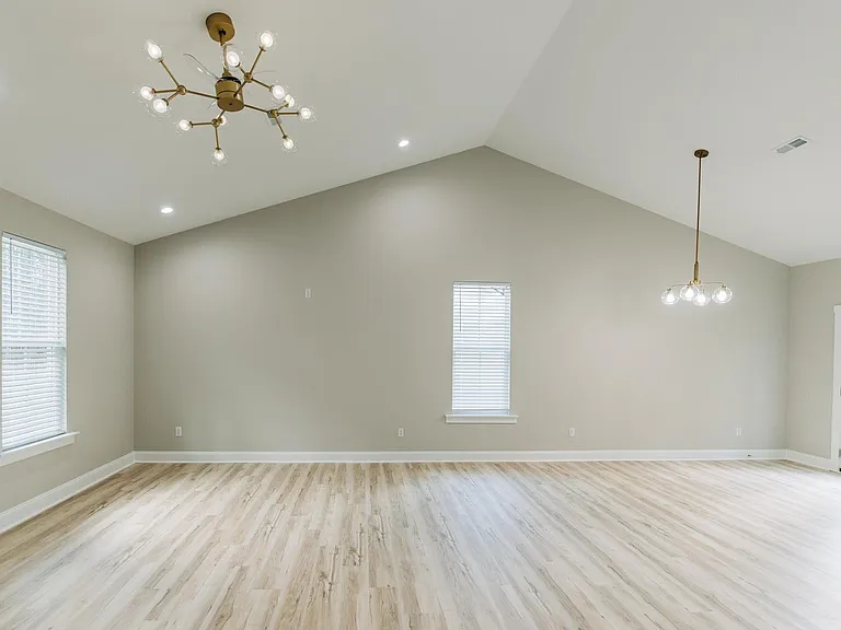 1614 Linstedt Ln — Photo 3