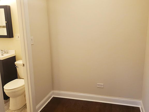 4th image of 2127 N Dayton St #107