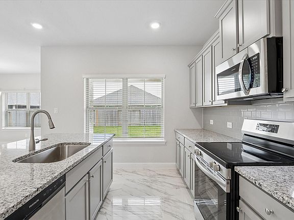 4th image of 10 Greenbriar Loop
