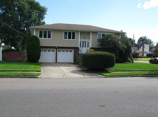 619 N Dyre Ave, West Islip, NY 11795