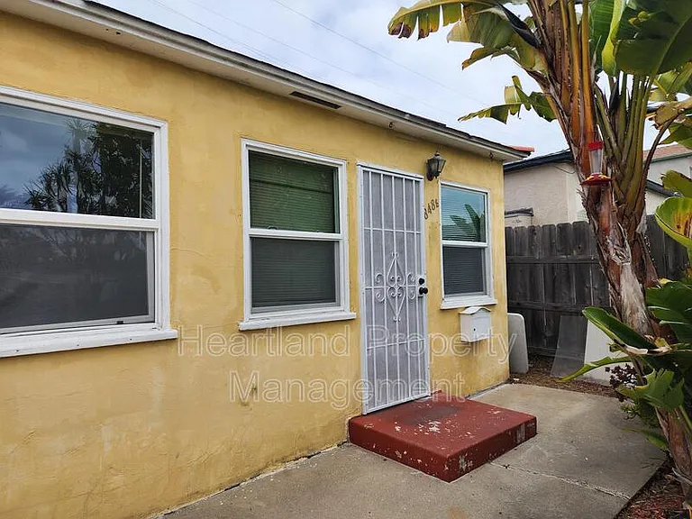 848 1/2 Emerald St — Photo 2