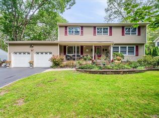 677 Meadow Rd, Smithtown, NY 11787