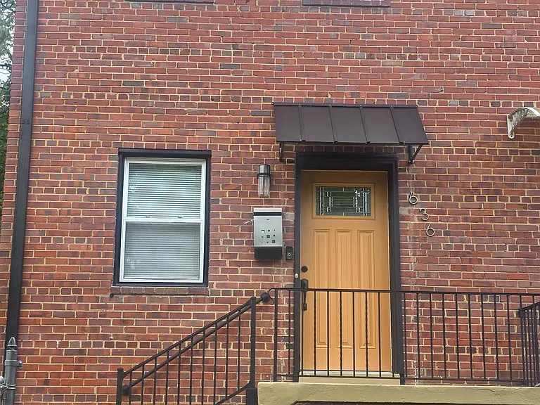 636 Burns St SE — Photo 1