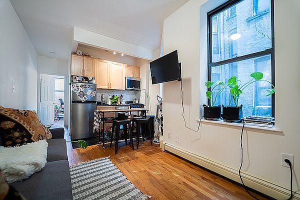 1st image of 200 E 7th St APT 3B