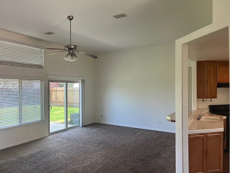 881 Hill Ave — Photo 3