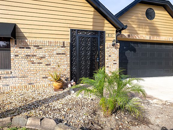 3rd image of 815 Pine Shores Cir