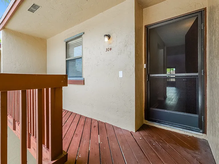 304 Lakeview Dr E — Photo 3