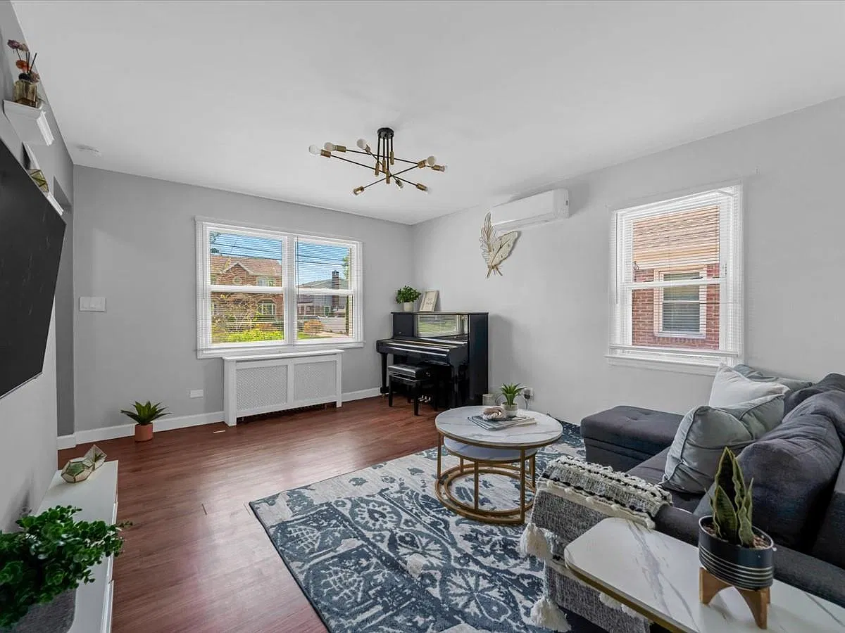 3 bed, 1103 sqft, $4,350 — Photo 3