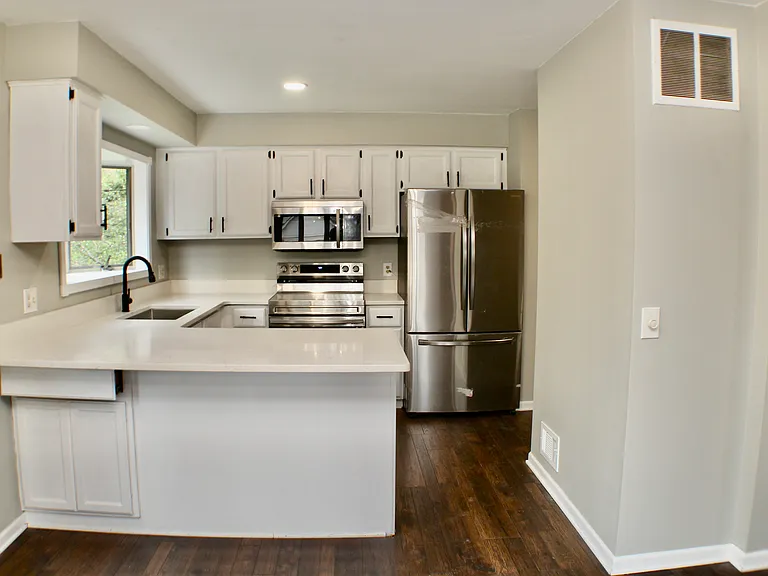 1483 Colony Dr — Photo 6