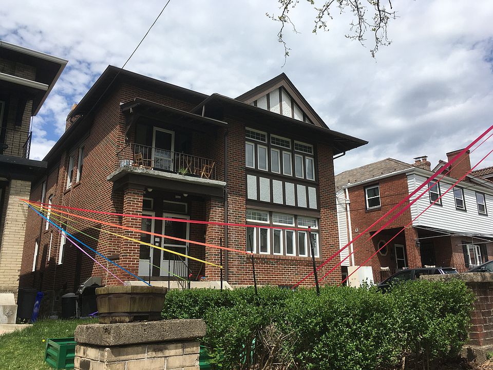 Front view of house from 2020. New front windows were installed 2021 and let in more light.