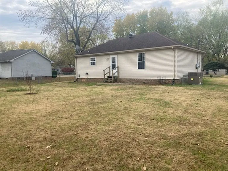 219 Tobacco Rd — Photo 15