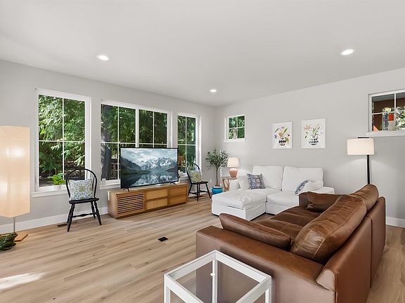 5th image of 685 Railroad Ave