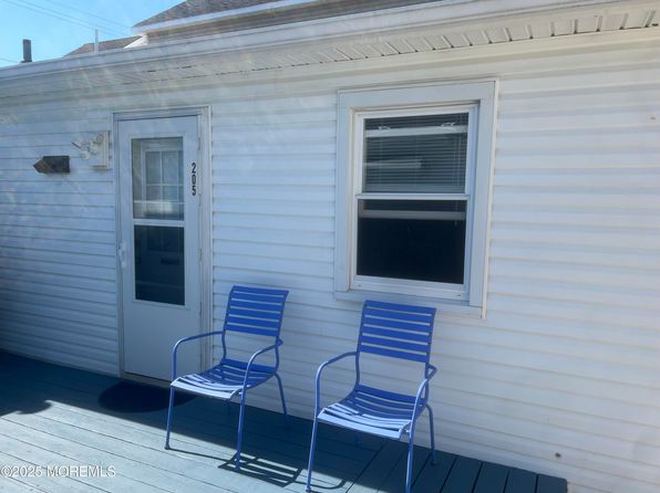 205 Sampson Ave