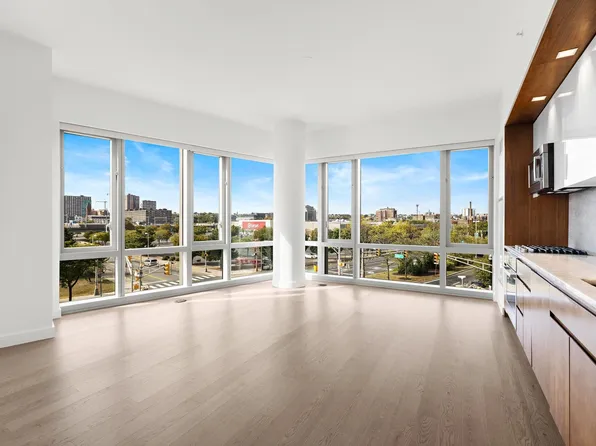 75 Park Lane South image 8 of 38