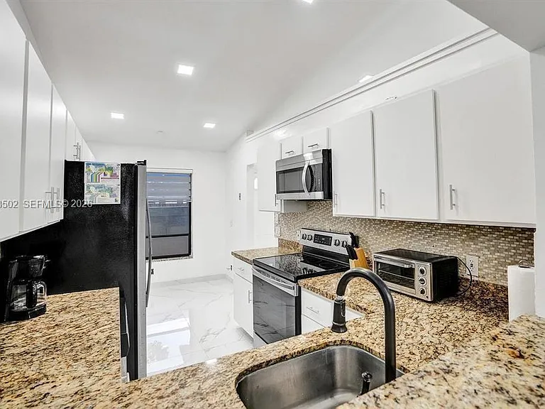 5434 SW 25th Ave — Photo 9